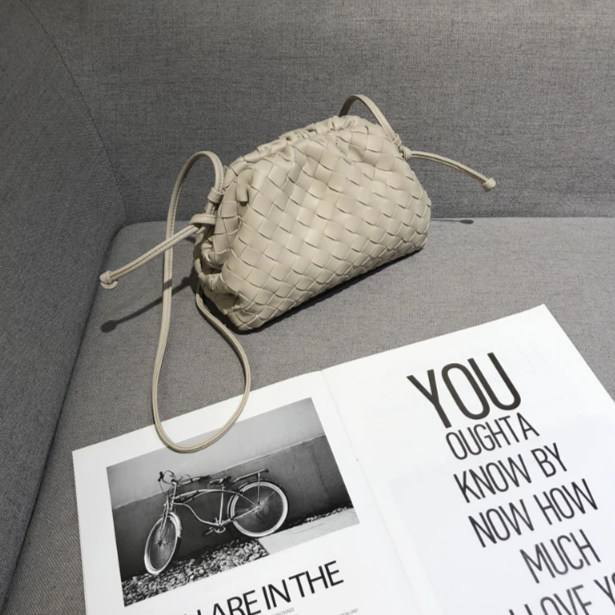 Women’s Woven Cloud Messenger Bag – Lightweight and Stylish Handbag for Casual and Travel Outings