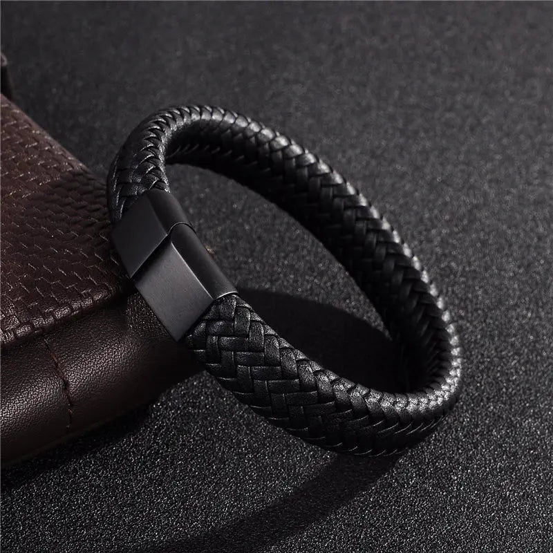 Minimalist Leather Bracelet – Understated Elegance for Everyday Wear