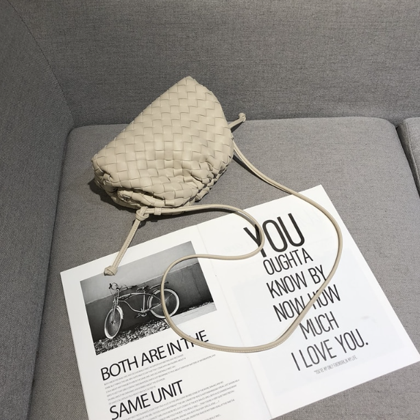 Women’s Woven Cloud Messenger Bag – Lightweight and Stylish Handbag for Casual and Travel Outings