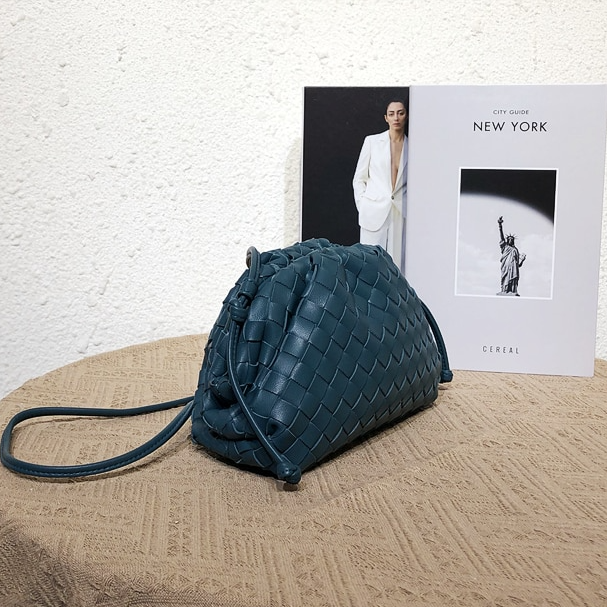 Women’s Woven Cloud Messenger Bag – Lightweight and Stylish Handbag for Casual and Travel Outings